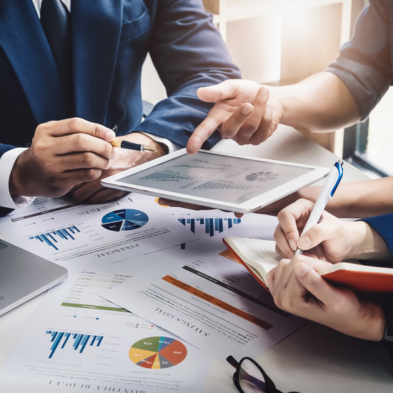 Portrait d'un groupe de businessman examinant les résultats d'un audit de leur entreprise