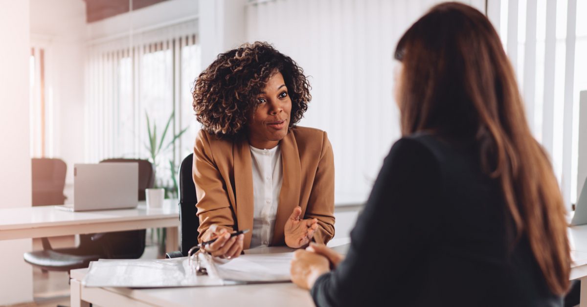 Manager des ressources humaines en entretien a individuel avec un employé